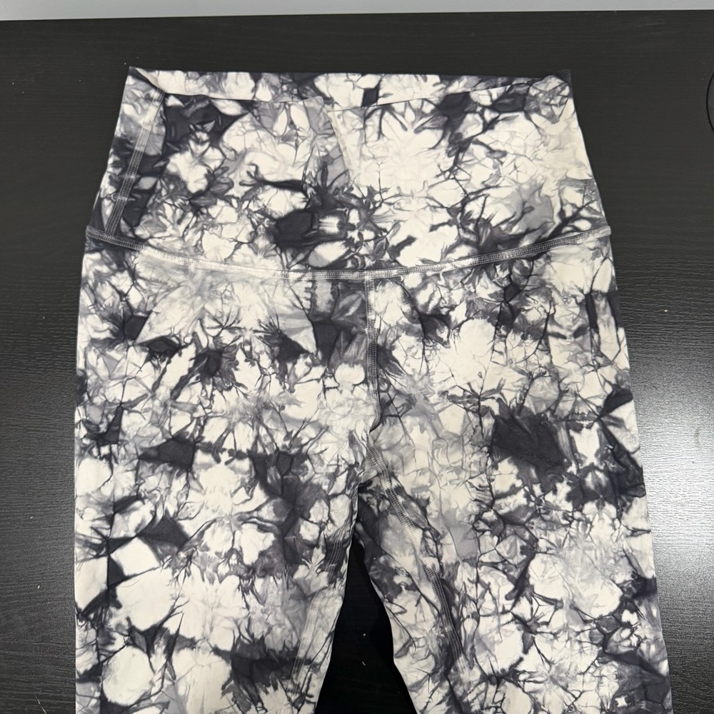 lululemon wunder under leggings - 25 inch inseam - size 6 - luxtreme - Picture 2 of 3